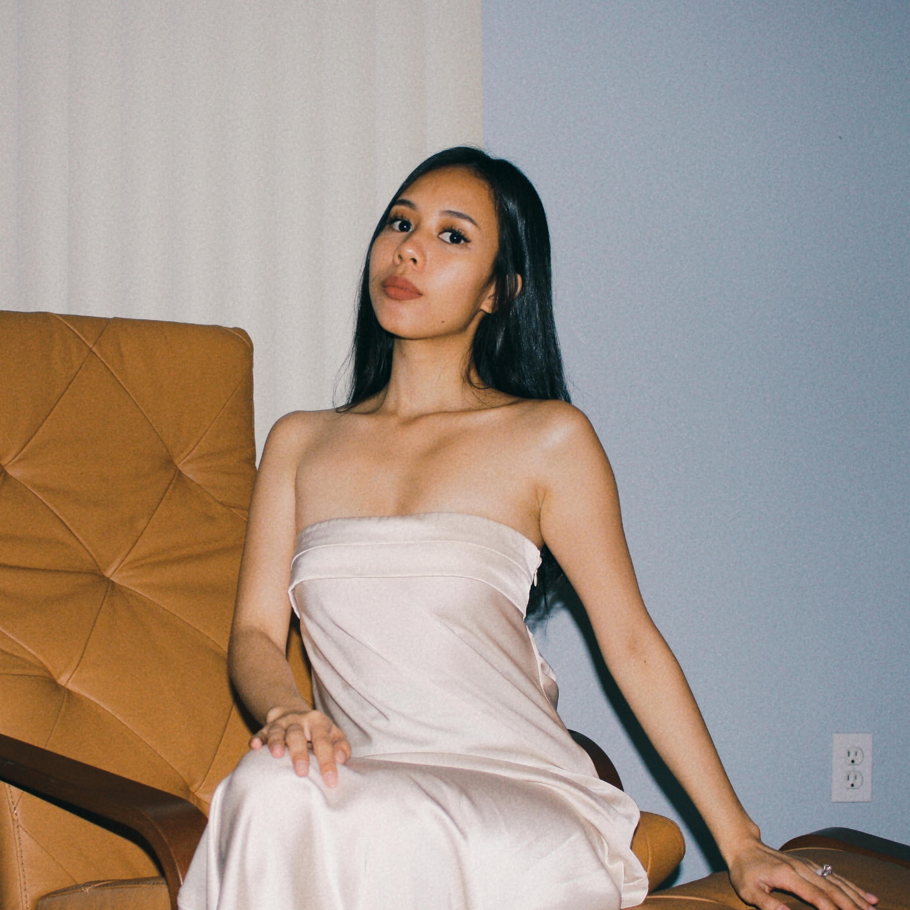 Alaiza, live vocalist, in a champagne satin gown